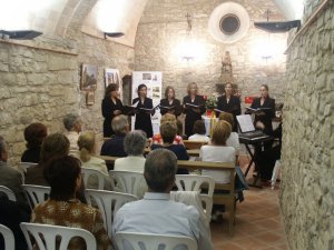 El grup de cant coral santvicentí Eumèlia en plena actuació a l'ermita de Castellet