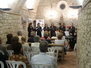 El grup de cant coral santvicent Eumlia en plena actuaci a l'ermita de Castellet