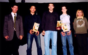 L'alcalde Valent� Carrera i la regidora M. �ngels Casals amb els guanyadors de la categoria s�nior, Carlos Fajardo, Sergi Bermejo i Roger Campoy