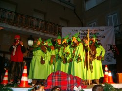 Els tioners o follets del bosc, aquest any van estrenar vestits per commemorar els quinze anys del Cagati a Sant Vicen. / MART DEL ESTAL