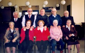 Foto de grup de les cinc parelles santvicentines que han celebrat els cinquanta anys de casats. / JORDI LARGO