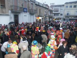Un bon nombre de p�blic es va aplegar a la Pla�a Clav� per fer el final de la Festa del Carnestoltes. / JORDI LARGO
