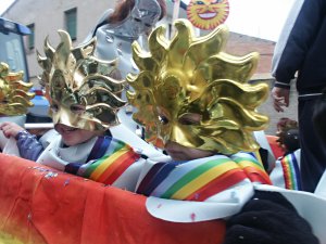 M�scares i caretes van ser els protagonistes de la festa d'enguany. / JORDI LARGO