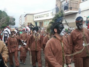 Una tribu d'indis es va passejar pels carrers de Sant Vicen. / JORDI LARGO