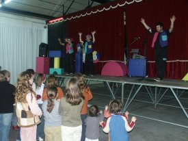 L'espectacle "Nem de parranda" es va caracteritzar per la m�sica, el ball i el joc a la Sala de Can Soler. / JORDI LARGO