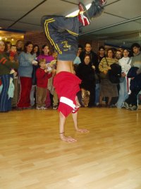 Durant la inauguraci� d'aquesta nova escola de dansa va haver-hi una demostraci� de "Breakdance". / JORDI LARGO