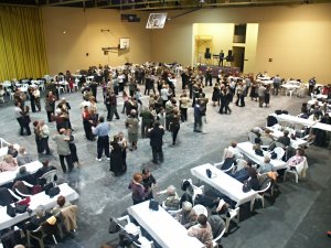 El pavell� municipal es va omplir per aplegar el Ball Popular de Sant Antoni. / JORDI LARGO 