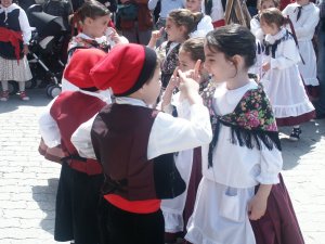 Un dels grups ms petits de l'Esbart ballant el Ball de Sant Ferriol. / JORDI LARGO
