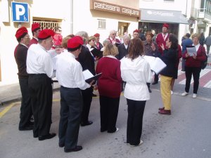 La Societat Coral l'Estrella va sortir a cantar Caramelles durant tot el dissabte al mat. / JORDI LARGO