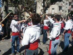 El Ball de Bastons interpretat per l'Associaci Musical Castellet fa que es trenquin molts bastons, i a vegades algun dit i tot. / JORDI LARGO