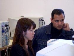 Alumnes del curs de Catal� per a Immigrants durant el primer dia de la Setmana de les Tecnologies de la Informaci� al Bages Sud