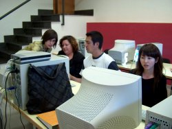 Alumnes del curs de Catal� per a Immigrants durant el primer dia de la Setmana de les Tecnologies de la Informaci� al Bages Sud