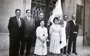 Comissi executiva del 1r. Acte d'Homenatge a la Vellesa l'any 1955 juntament amb el seu president. D'esquerra a dreta Jaume Piqu (+); Josep Vilaseca (+); Alfons Marigot (+), alcalde-president; Adela Castell; Francisca Deulofeu (+); Miquel Casas; Pere Canal (+), secretari. FOTO CEDIDA PER MIQUEL CASAS.