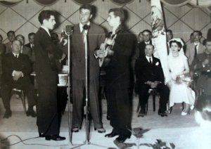 Actuaci del grup "Tro Dorado" l'any 1956 en el 2n. Homenatge de la Vellesa. En aquest homenatge es va estrenar l'estendard d'aquesta festa. Els components del grup eren d'esquerra a dreta Alfred Rodrguez, Ricard Juan i Jaume Figuls.