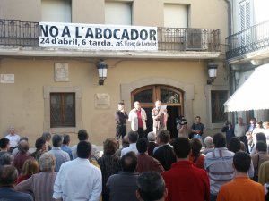 Unes tres-centes persones es van reunir a la Plaa de l'Ajuntament de Sant Vicen per protestar de la possible ubicaci d'un abocador a la zona de Vallhonesta i del Ginebral. / JORDI LARGO