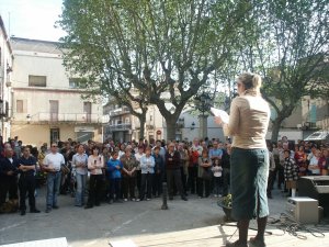 Montserrat Ambrs, portaveu de la plataforma "No a l'abocador", va fer una crida per tal de preservar la zona on es vol fer l'abocador. / JORDI LARGO