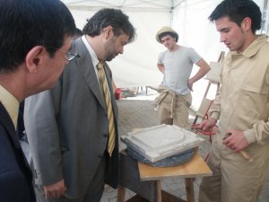 El president del Parlament de Catalunya, Ernest Benach es va interessar per la primera Fira de la Pedra de Sant Vicen visitant els diferents estands que hi participaven. / JORDI LARGO