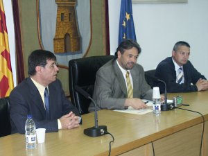 Ernest Benach entre l�alcalde Valent� Carrera i el primer tinent d�alcalde Antoni Guardiola a la sala de sessions de l�ajuntament. / JORDI LARGO