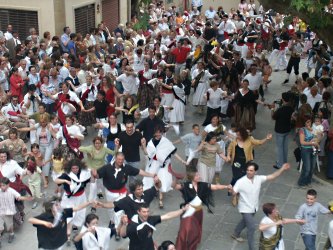 Impressionant aspecte que oferia la pla�a de l�Ajuntament al galop final amb les colles participants i el p�blic que es va unir a la festa. / JORDI LARGO