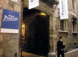 L'actual Museu Picasso de Barcelona al carrer Montcada ocupa una bona part del palau que el Bar� de Castellet tenia a la ciutat comtal