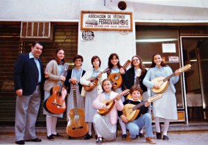 Lany 1979, preparant la primera actuaci. Ferran Hermida, Pilar Vall, Mnica Pozo, Helena Hermida, Espritu Carrasco, Florent Vall, Soledat Agust, M Josep Agust (asseguda).