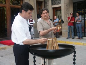 L'alcalde Valentí Carrera va encendre un pebeter amb la Flama del Canigó a davant de l'Ajuntament. / JORDI LARGO