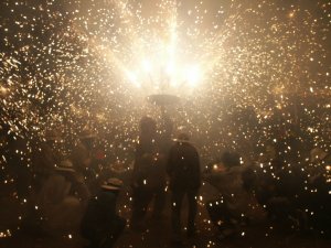 Un any ms els diables de la Colla de Geganters porten el seu espectacle de llum i foc els carrers de Sant Vicen. / JORDI LARGO