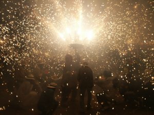 Un any m�s els diables de la Colla de Geganters porten el seu espectacle de llum i foc els carrers de Sant Vicen�. / JORDI LARGO
