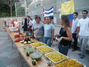 El III Sopar Multicultural va reunir plats t�pics de Cuba, Col�mbia i Rep�blica Dominicana. / JORDI LARGO