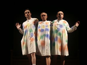Teatre de Guerrilla va omplir de gom a gom el pavell� tot i que no va ser del gust de tothom. / JORDI LARGO
