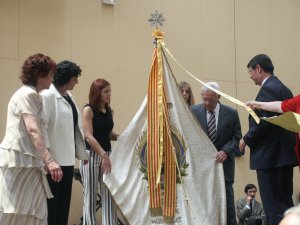 A l'estendard del Patronat de l'Homenatge a la Vellesa s'hi va collocar una cinta commemorativa dels 50 anys d'homenatges a Sant Vicen. / JORDI LARGO