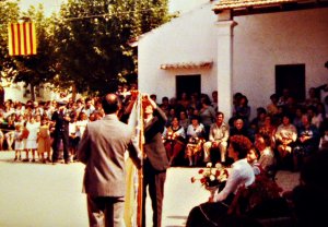Una fotografia antiga d'un Homenatge a la Vellesa que es va celebrar al pati de les "Escoles Nacionals"