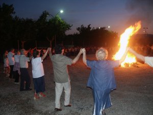 A la zona esportiva es va ballar una multitudinària sardana rodejant una gran foguera abans del sopar que s'havia preparat. / JORDI LARGO