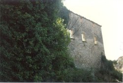 El mur que dóna a la riera de Santa Creu es manté ferm tot i la seva extraordinària alçada