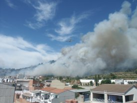 Els mitjans aeris tamb� van ser decisius per poder controlar el foc. La immensa fumera es veia a tots els pobles del voltant de Sant Vicen�. / JORDI LARGO