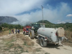 Bombers de la Generalitat, Agrupacions de Defensa Forestal, Mossos d'Esquadra, Policia Local i voluntaris van unir esforos per extingir l'incendi. / JORDI LARGO