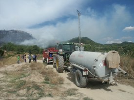 Bombers de la Generalitat, Agrupacions de Defensa Forestal, Mossos d'Esquadra, Policia Local i voluntaris van unir esfor�os per extingir l'incendi. / JORDI LARGO