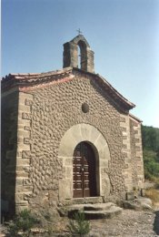 La capella de Sant Jaume, temple d'origen romnic i refet el segle XV.