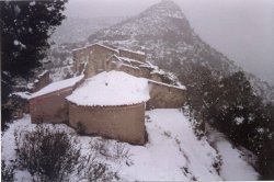 Imatge nevada de Sant Jaume. En primer terme, la teulada de la capella