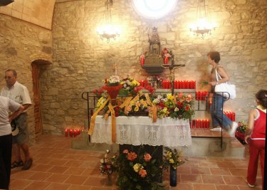 Molts pelegrins van oferir un ram de flors i un ciri a la Verge de Castellet el dia de l'aplec. / JORDI LARGO