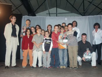 Representants de l'AMPA de l'Escola Mare de D�u del Roser; Josep Mart�, millor entrenador; Enric Gimerno, millor directiu i membres de l'equip del CN Castellet entre Pere Anton Llovet, regidor d'esports i Albert Estrada, membre del jurat. / JORDI LARGO