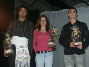Els guanyadors de la categoria s�nior. D'esquerra a dreta: Marc Trulls (CN Castellet), Alba Luna (Club de K�rate) i Xavi Salcedo (Centre Excursionista). / JORDI LARGO