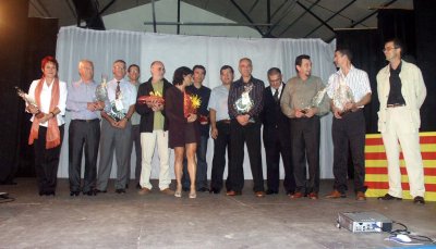 El Centre Excursionista va rebre un homenatge pels seus 50 anys de vida a Sant Vicen�. Tamb� es va fer una distinci� especial als seus socis fundadors. / JORDI LARGO
