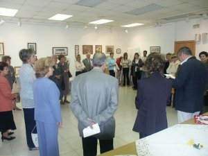 Aspecte de l'exposici� i del p�blic assistent a la inauguraci� de l'exposici� de labors de l'Agrupaci� Art�stica. / FOTO: JORDI LARGO