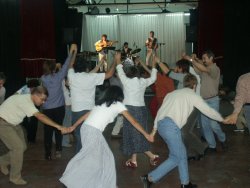 La sala de Can Soler es va omplir de balladors que ballaven al compàs de la música d'arreu del món de la companyia Bufanúvols. / JORDI LARGO