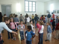 Els de l'Esbart Dansaire van ensenyar a ballar un fragment del ball típic santvicentí, el Ball de Gitanes. / JORDI LARGO