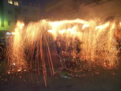 Els diables de la Colla de Geganters van fer un extraordinari final de festa amb una espectacular mostra de correfoc plena de llum, foc, color i so. / JORDI LARGO