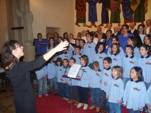 Al final del concert de Santa Ceclia es va fer una cantada conjunta de totes les corals participants. / JORDI LARGO 