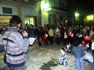 A la plaa de l'Ajuntament es va llegir un manifest unitari en contra la violncia de gnere i es va fer una encesa simblica d'espelmes. / JORDI LARGO