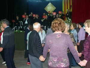 La sala de Can Soler es va omplir per poder celebrar la tradicional Festa de Tardor de l'Agrupaci Sardanista. / JORDI LARGO